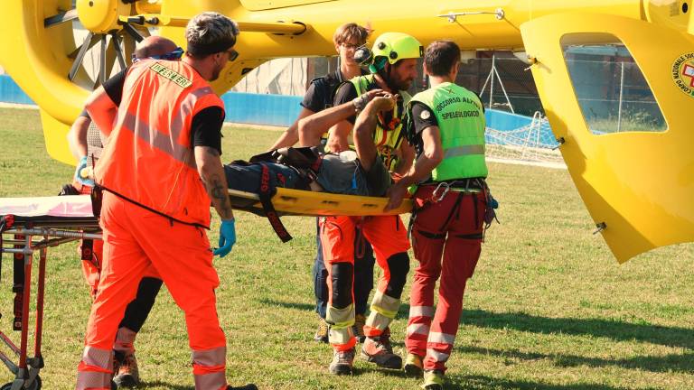 Riccione. Incidente sul lavoro al cantiere: autista schiacciato dal camion durante una riparazione Riccione. Incidente sul lavoro al cantiere: autista schiacciato dal camion durante una riparazione