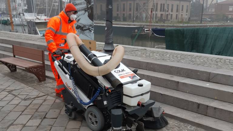 Cervia, una mini spazzatrice al lavoro Cervia, una mini spazzatrice al lavoro
