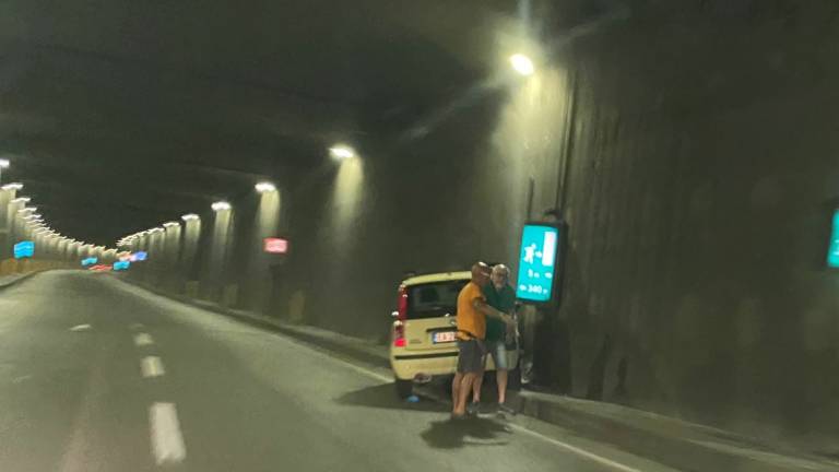 Cesena, olio alla rotonda Montefiore e auto bloccata nel tunnel della Secante Cesena, olio alla rotonda Montefiore e auto bloccata nel tunnel della Secante