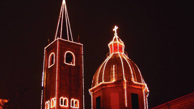 Non solo a Natale. Il duomo di Forlì illuminato tutto l'anno Non solo a Natale. Il duomo di Forlì illuminato tutto l'anno