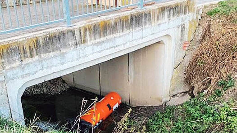 Velo ok gettato giù nel torrente in zona Budrio a Longiano Velo ok gettato giù nel torrente in zona Budrio a Longiano