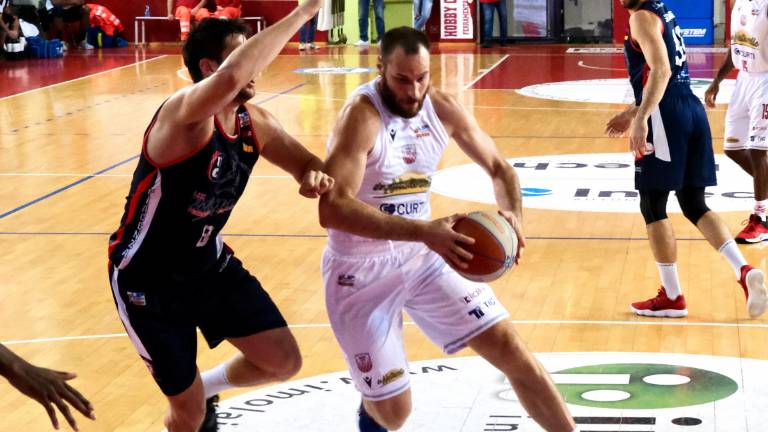 Basket A2, fa festa solo Ravenna, Imola contestata - VIDEO Basket A2, fa festa solo Ravenna, Imola contestata - VIDEO