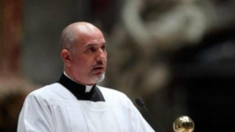 Alberto Bastoni quando vestiva i panni del sacerdote Alberto Bastoni quando vestiva i panni del sacerdote