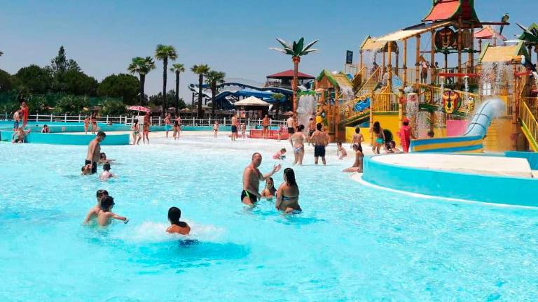 Una piscina di Mirabeach Una piscina di Mirabeach