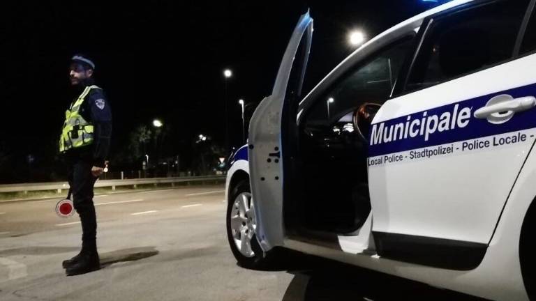 Savignano, tenta la fuga e picchia un agente: arrestato Savignano, tenta la fuga e picchia un agente: arrestato