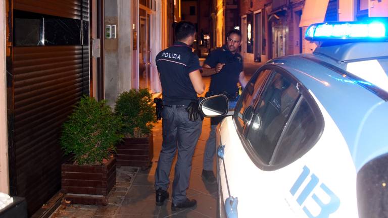 Assalto in gioielleria nella notte in centro a Rimini, in azione la banda dell’Audi. Due agenti feriti in un incidente durante l’inseguimento FOTO/VIDEO Assalto in gioielleria nella notte in centro a Rimini, in azione la banda dell’Audi. Due agenti feriti in un incidente durante l’inseguimento FOTO/VIDEO