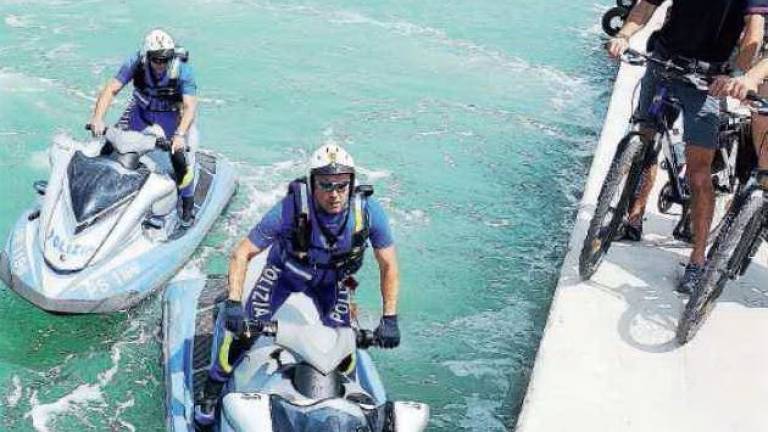 Cattolica, maxi sequestro della polizia sulla spiaggia Cattolica, maxi sequestro della polizia sulla spiaggia