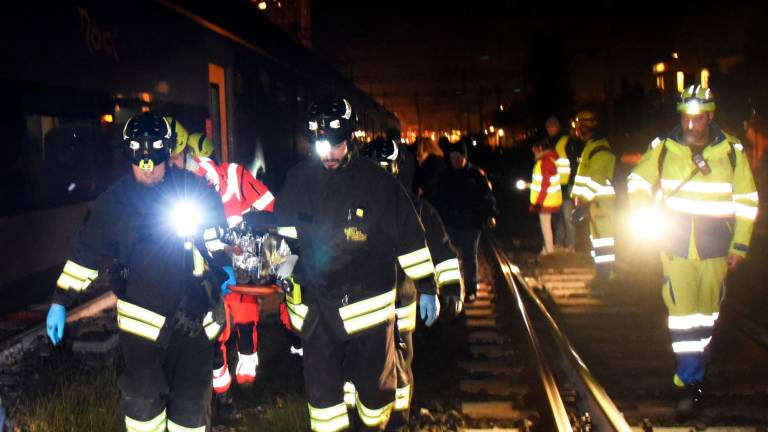 Rimini, si sdraia sui binari e il treno le passa sopra, 54enne di Bagno di Romagna resta viva. Circolazione dei treni in tilt VIDEO Rimini, si sdraia sui binari e il treno le passa sopra, 54enne di Bagno di Romagna resta viva. Circolazione dei treni in tilt VIDEO