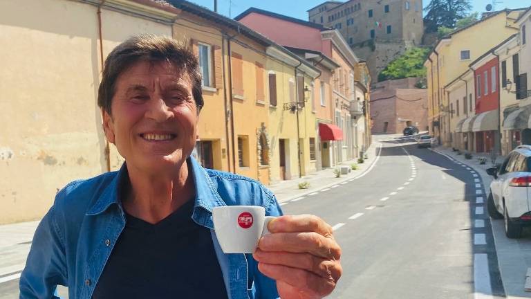 Gianni Morandi, un caffè a Longiano ricordando Lucio Dalla Gianni Morandi, un caffè a Longiano ricordando Lucio Dalla