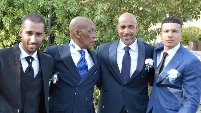 Carlton Myers al centro con il padre Carlton Senior (foto dal profilo Facebook di Carlton Myers) Carlton Myers al centro con il padre Carlton Senior (foto dal profilo Facebook di Carlton Myers)
