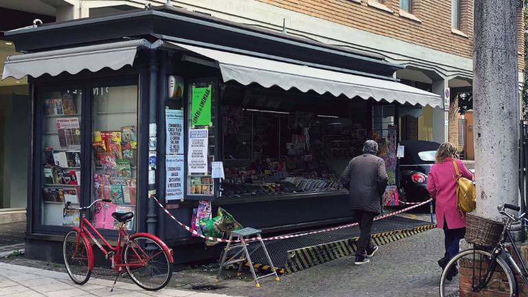 Auto pirata danneggia l’edicola del centro di Cesena Auto pirata danneggia l’edicola del centro di Cesena