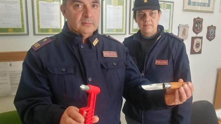 Forlì, tenta di rapinare madre e figlia: arrestata Forlì, tenta di rapinare madre e figlia: arrestata