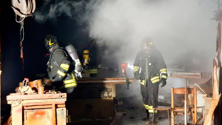 Uno dei tanti interventi dei Vigili del fuoco per incendio; nel riquadro Bruno Rigoni, segretario provinciale del Conapo Uno dei tanti interventi dei Vigili del fuoco per incendio; nel riquadro Bruno Rigoni, segretario provinciale del Conapo