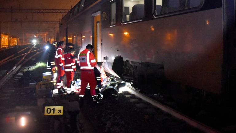 Rimini, si sdraia sui binari e il treno le passa sopra, 54enne di Bagno di Romagna resta viva. Circolazione dei treni in tilt VIDEO Rimini, si sdraia sui binari e il treno le passa sopra, 54enne di Bagno di Romagna resta viva. Circolazione dei treni in tilt VIDEO