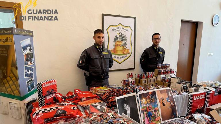 Imola, al Gran Premio la fiera del falso, dalle bandiere ai biglietti d’ingresso: 7mila sequestri VIDEO Imola, al Gran Premio la fiera del falso, dalle bandiere ai biglietti d’ingresso: 7mila sequestri VIDEO