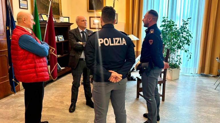 I due agenti bolognesi ricevuti dal Questore Sbordone I due agenti bolognesi ricevuti dal Questore Sbordone
