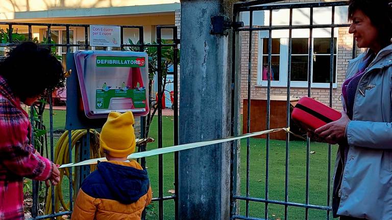 Rimini, scuole “Glicine” e “Rondine”: ecco il defibrillatore Rimini, scuole “Glicine” e “Rondine”: ecco il defibrillatore