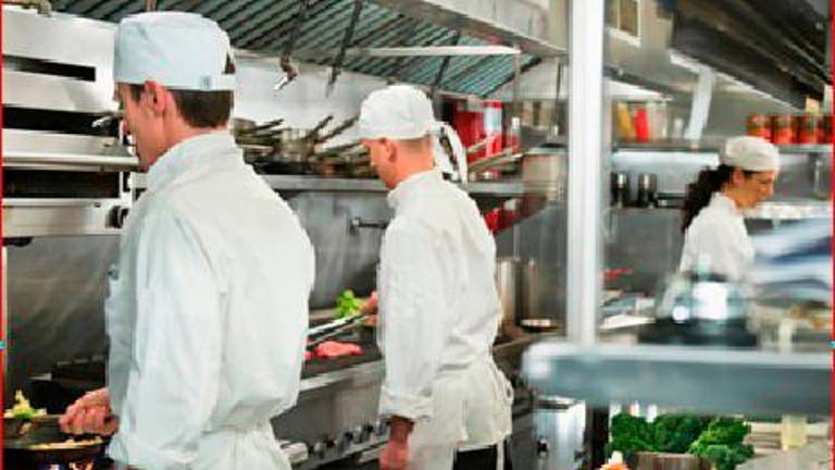 Rimini, gli stranieri salvano la stagione estiva anche per le casse di locali e ristoranti Rimini, gli stranieri salvano la stagione estiva anche per le casse di locali e ristoranti