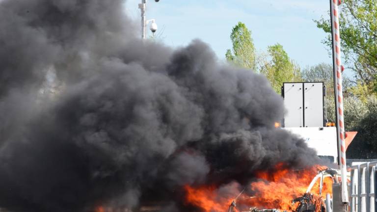 Incendio: auto a fuoco al casello A14 di Rimini sud - VIDEO GALLERY Incendio: auto a fuoco al casello A14 di Rimini sud - VIDEO GALLERY
