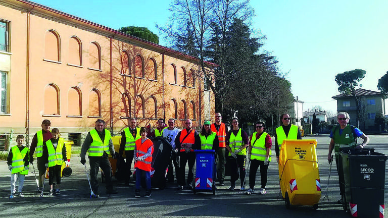 Forlì, contro i rifiuti abbandonati tornano in azione i gilet gialli Forlì, contro i rifiuti abbandonati tornano in azione i gilet gialli