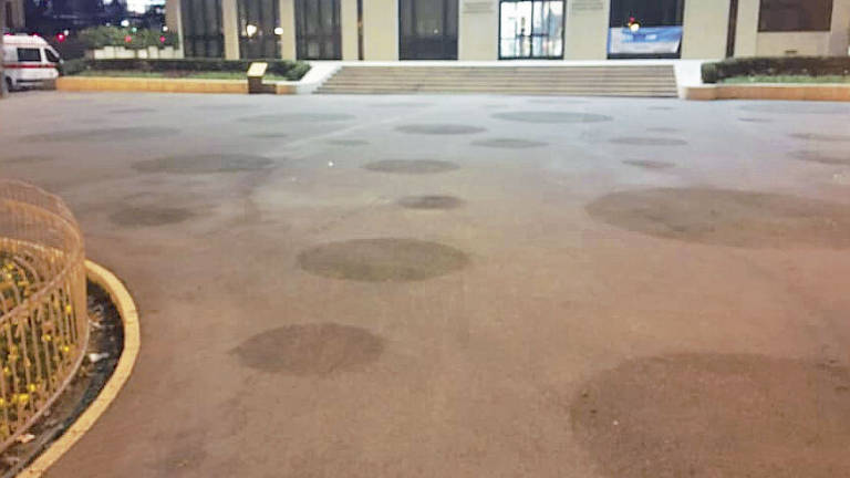 Caos bolle colorate a Riccione, la protesta: «Sono rimaste le sagome» Caos bolle colorate a Riccione, la protesta: «Sono rimaste le sagome»