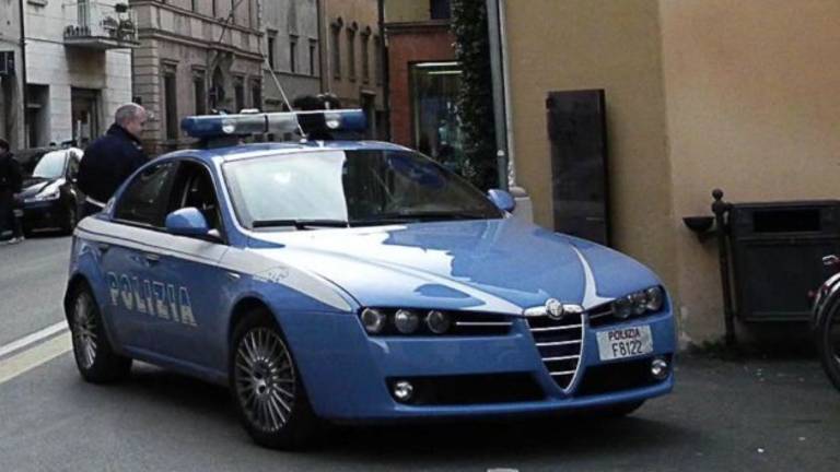 Forlì, tenta di strangolare il padre col foulard, arrestato 22enne Forlì, tenta di strangolare il padre col foulard, arrestato 22enne