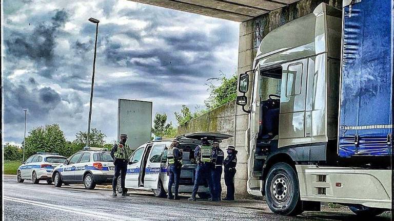 Camion fa danni e fugge a Gatteo: bloccato dalla polizia locale Camion fa danni e fugge a Gatteo: bloccato dalla polizia locale