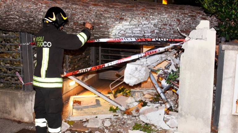 Romagna devastata dalle raffiche di vento: alberi crollati su case, auto e strade. Feriti a San Marino. Famiglie senza luce. Il fiume Montone oltre la soglia rossa Romagna devastata dalle raffiche di vento: alberi crollati su case, auto e strade. Feriti a San Marino. Famiglie senza luce. Il fiume Montone oltre la soglia rossa