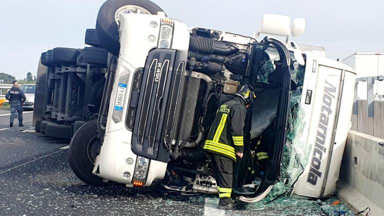 Riccione. Si ribalta camion carico di bottiglie vuote, code sulla A14 GALLERY Riccione. Si ribalta camion carico di bottiglie vuote, code sulla A14 GALLERY