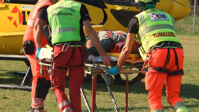 Riccione. Incidente sul lavoro al cantiere: autista schiacciato dal camion durante una riparazione Riccione. Incidente sul lavoro al cantiere: autista schiacciato dal camion durante una riparazione