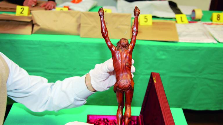 Rimini, il giudice confisca il Cristo ligneo di Michelangelo Rimini, il giudice confisca il Cristo ligneo di Michelangelo