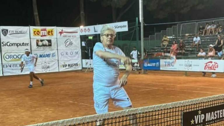 Cervia. Sgarbi e il tennis, lo smash con i mocassini Cervia. Sgarbi e il tennis, lo smash con i mocassini