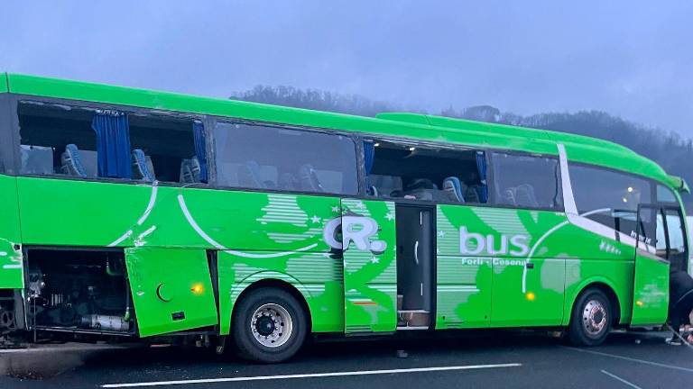 Il pullman su cui viaggiavano i 21 calciatori e gli 8 membri dello staff del Cesena Primavera “centrato” sull’autostrada A1 da un tir Il pullman su cui viaggiavano i 21 calciatori e gli 8 membri dello staff del Cesena Primavera “centrato” sull’autostrada A1 da un tir