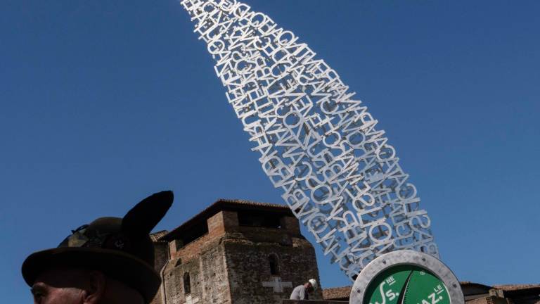 Rimini, una penna alta 15 metri aspettando gli Alpini - Gallery Rimini, una penna alta 15 metri aspettando gli Alpini - Gallery