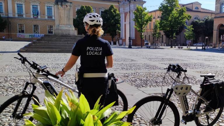 Santarcangelo: volantini pubblicitari sulle auto in sosta, interviene la Polizia Santarcangelo: volantini pubblicitari sulle auto in sosta, interviene la Polizia