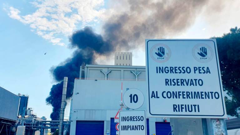 Incendio all’impianto di Raibano, fumo visibile da lontano VIDEO Incendio all’impianto di Raibano, fumo visibile da lontano VIDEO