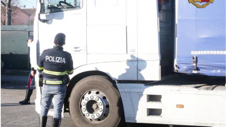 Guida il Tir in E45 con certificato professionale falso: camionista denunciato e multato Guida il Tir in E45 con certificato professionale falso: camionista denunciato e multato