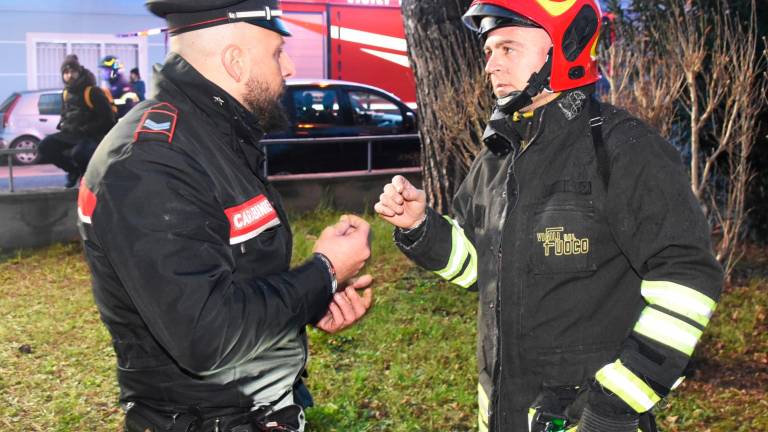 Incendio all’alba a Rimini in un condominio di case popolari. Soccorsi i residenti intossicati dal fumo, salvato un cagnolino Incendio all’alba a Rimini in un condominio di case popolari. Soccorsi i residenti intossicati dal fumo, salvato un cagnolino