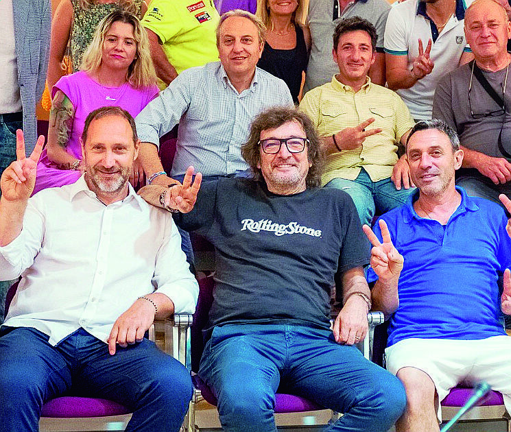 Cecchetto lancia l'idea del flash mob con bagno di mezzanotte a Misano Cecchetto lancia l'idea del flash mob con bagno di mezzanotte a Misano
