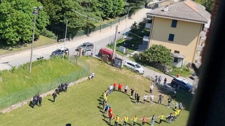 Grazie Carabinieri: il saluto speciale della gente Tredozio mentre il volo fa ritorno alla base Grazie Carabinieri: il saluto speciale della gente Tredozio mentre il volo fa ritorno alla base