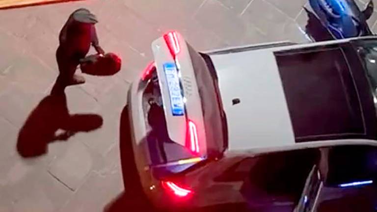 I banditi in azione e la polizia sul posto (fotoservizio Manuel Migliorini) I banditi in azione e la polizia sul posto (fotoservizio Manuel Migliorini)