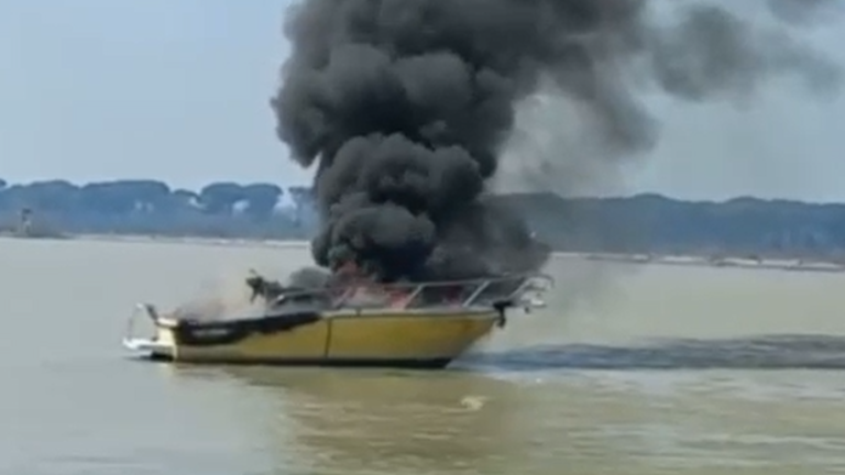 Ravenna, imbarcazione da diporto in fiamme si arena a Foce Reno Ravenna, imbarcazione da diporto in fiamme si arena a Foce Reno