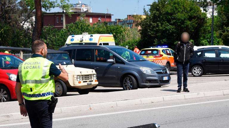 Rimini, incidente: motociclista ferito soccorso in elicottero