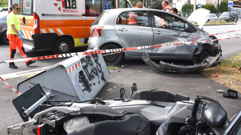 Rimini. Donna perde il controllo dell'auto: abbatte l'autovelox, un'auto e manda all'ospedale uno scooterista Rimini. Donna perde il controllo dell'auto: abbatte l'autovelox, un'auto e manda all'ospedale uno scooterista