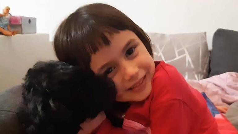 La piccola Wendy con il suo cagnolino La piccola Wendy con il suo cagnolino