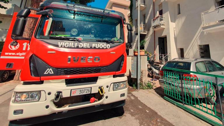 Rimini. Fiamme in un ex hotel, sfollati 12 lavoratori Rimini. Fiamme in un ex hotel, sfollati 12 lavoratori