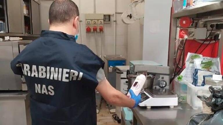 Lugo, “sporco diffuso in cucina”: i Nas chiudono un ristorante in centro Lugo, “sporco diffuso in cucina”: i Nas chiudono un ristorante in centro