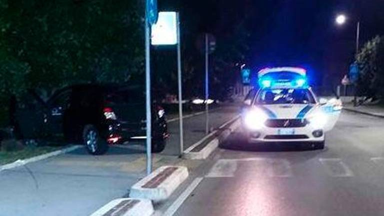 Savignano. Alcol al volante, esce di strada e sfascia l’auto contro un albero Savignano. Alcol al volante, esce di strada e sfascia l’auto contro un albero