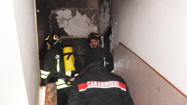 Incendio all’alba a Rimini in un condominio di case popolari. Soccorsi i residenti intossicati dal fumo, salvato un cagnolino Incendio all’alba a Rimini in un condominio di case popolari. Soccorsi i residenti intossicati dal fumo, salvato un cagnolino