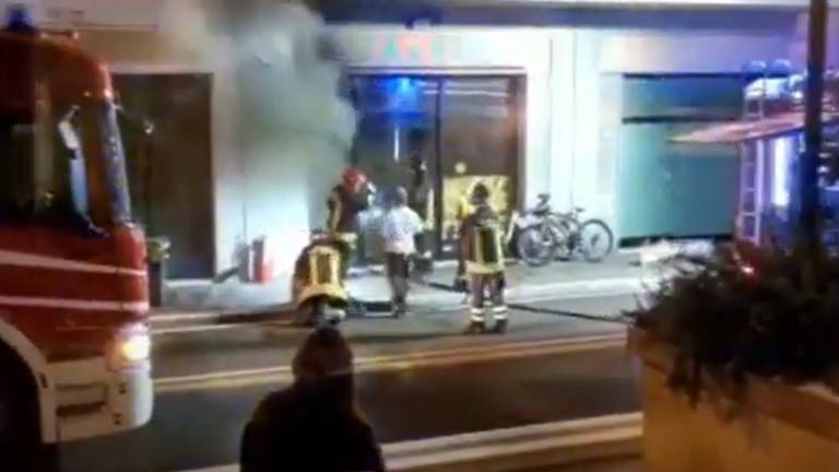 Cesena, entra nella rivendita di kebab, appicca il fuoco e scappa VIDEO GALLERY Cesena, entra nella rivendita di kebab, appicca il fuoco e scappa VIDEO GALLERY
